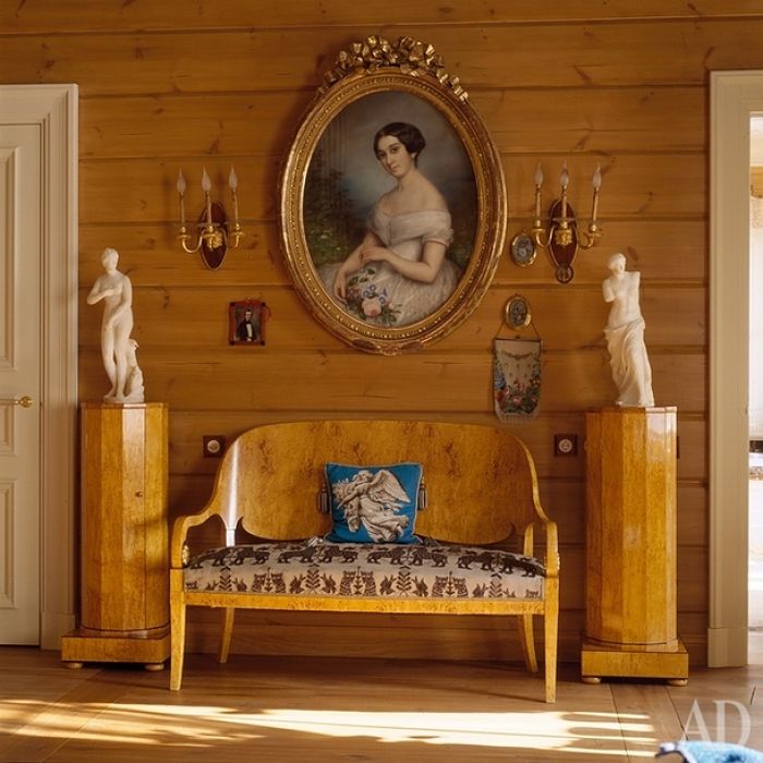 антиквариат и классическая мебель в деревянном доме