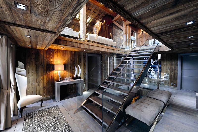 хай-тек лестница в деревянном доме